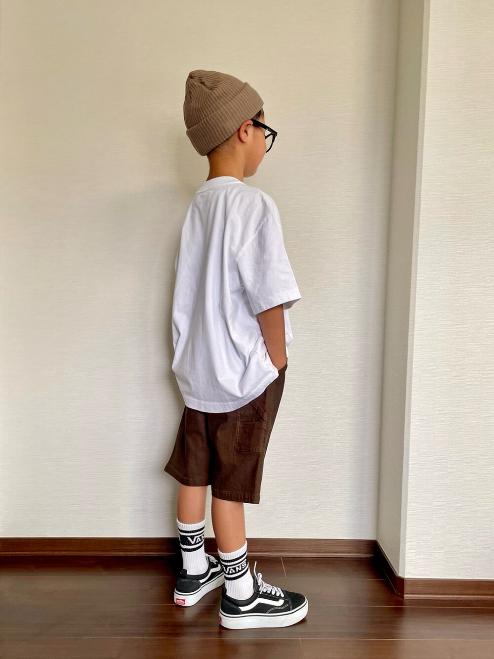 ホワイト系のTシャツ/カットソー、その他のその他パンツ、ブラック系のスニーカーを着用したキッズの夏コーディネートの2枚目の写真