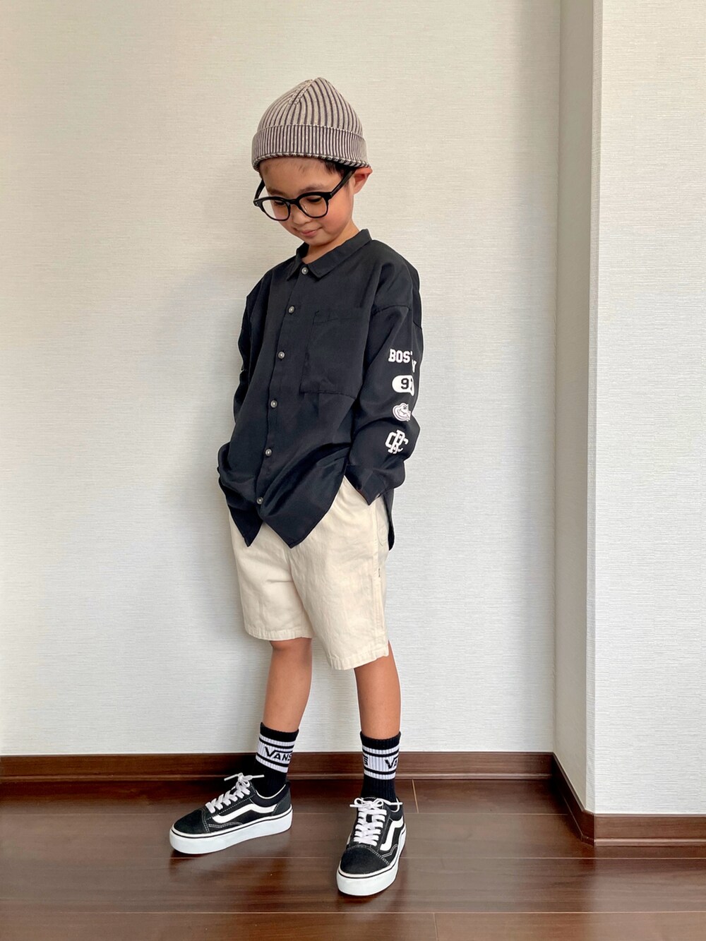 ブラック系のシャツ/ブラウス、ホワイト系のその他パンツ、ブラック系のスニーカーを着用したキッズの秋コーディネートの2枚目の写真