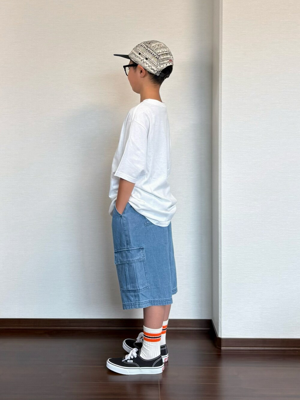 ブルー系のカーゴパンツ、ホワイト系のTシャツ/カットソー、ブラック系のスニーカーを着用したキッズの夏コーディネートの2枚目の写真