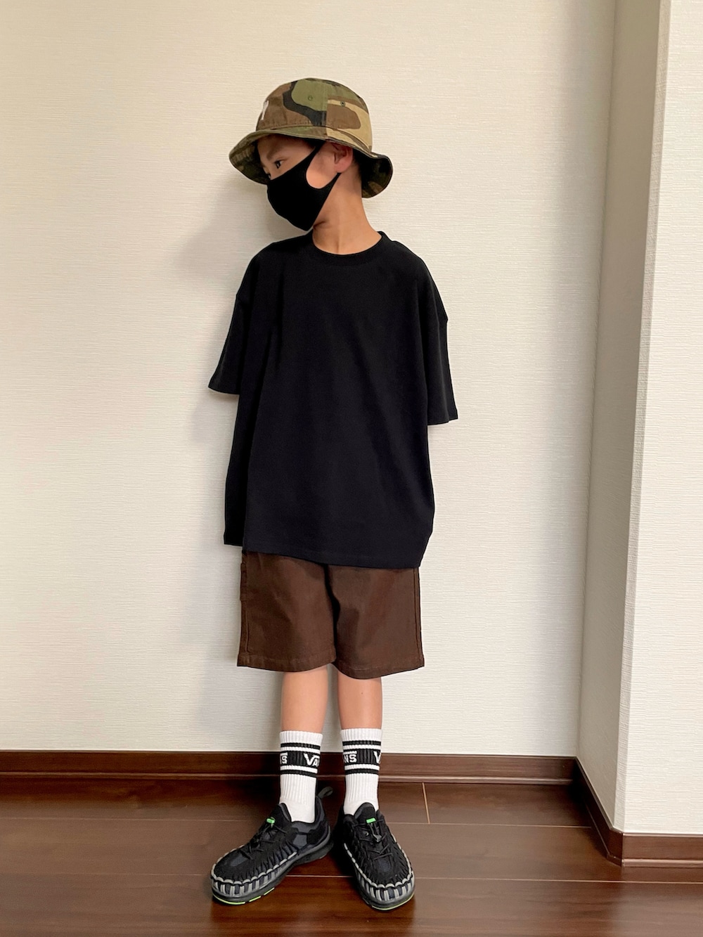 ブラック系のTシャツ/カットソー、その他のその他パンツ、ブラック系のスニーカーを着用したキッズの春コーディネートの2枚目の写真