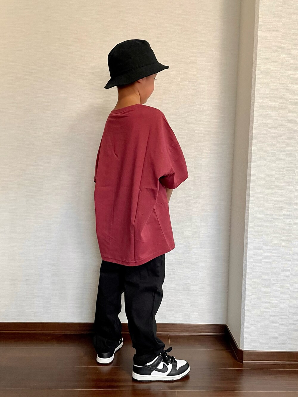 レッド系のTシャツ/カットソー、ブラック系のカーゴパンツ、ブラック系のスニーカーを着用したキッズの夏コーディネートの2枚目の写真