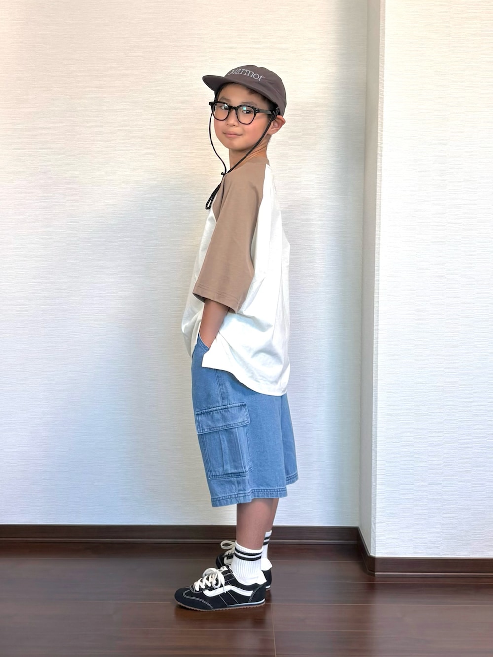 ブラウン系のTシャツ/カットソー、ブルー系のカーゴパンツ、ブラック系のスニーカーを着用したキッズの夏コーディネートの2枚目の写真