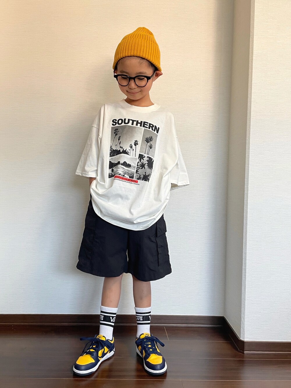 ホワイト系のTシャツ/カットソー、ブラック系のカーゴパンツ、イエロー系のスニーカーを着用したキッズの夏コーディネートの2枚目の写真