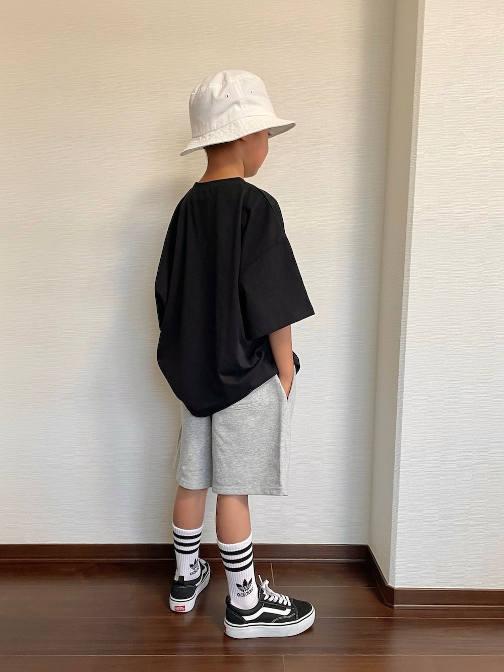 ブラック系のTシャツ/カットソー、ブラック系のスニーカー、グレー系のその他パンツを着用したキッズの夏コーディネートの2枚目の写真