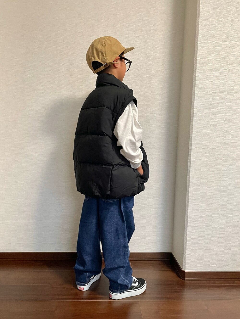 ブラック系のジャケット/アウター、ホワイト系のTシャツ/カットソー、ブルー系のデニムパンツを着用したキッズの秋コーディネートの2枚目の写真