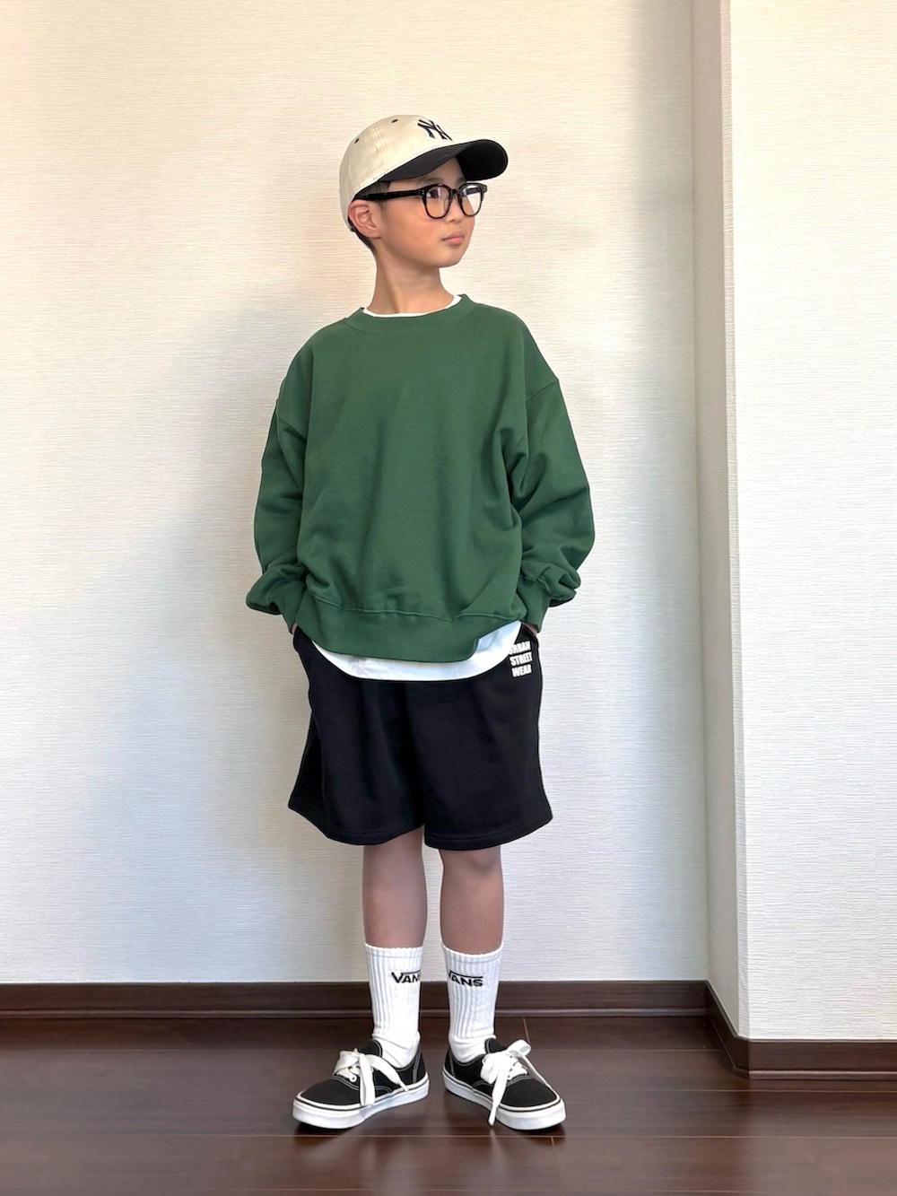 グリーン系のスウェット、ブラック系のスウェットパンツ、ブラック系のスニーカーを着用したキッズの春コーディネートの2枚目の写真