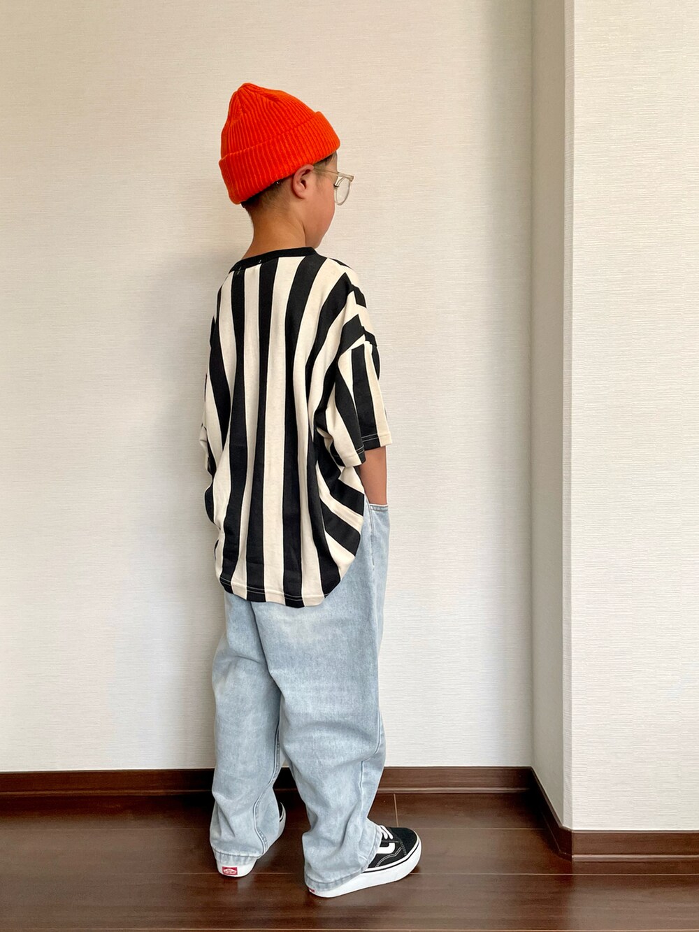 ブルー系のデニムパンツ、ブラック系のスニーカー、ブラック系のルームウェア/パジャマを着用したキッズの春コーディネートの2枚目の写真