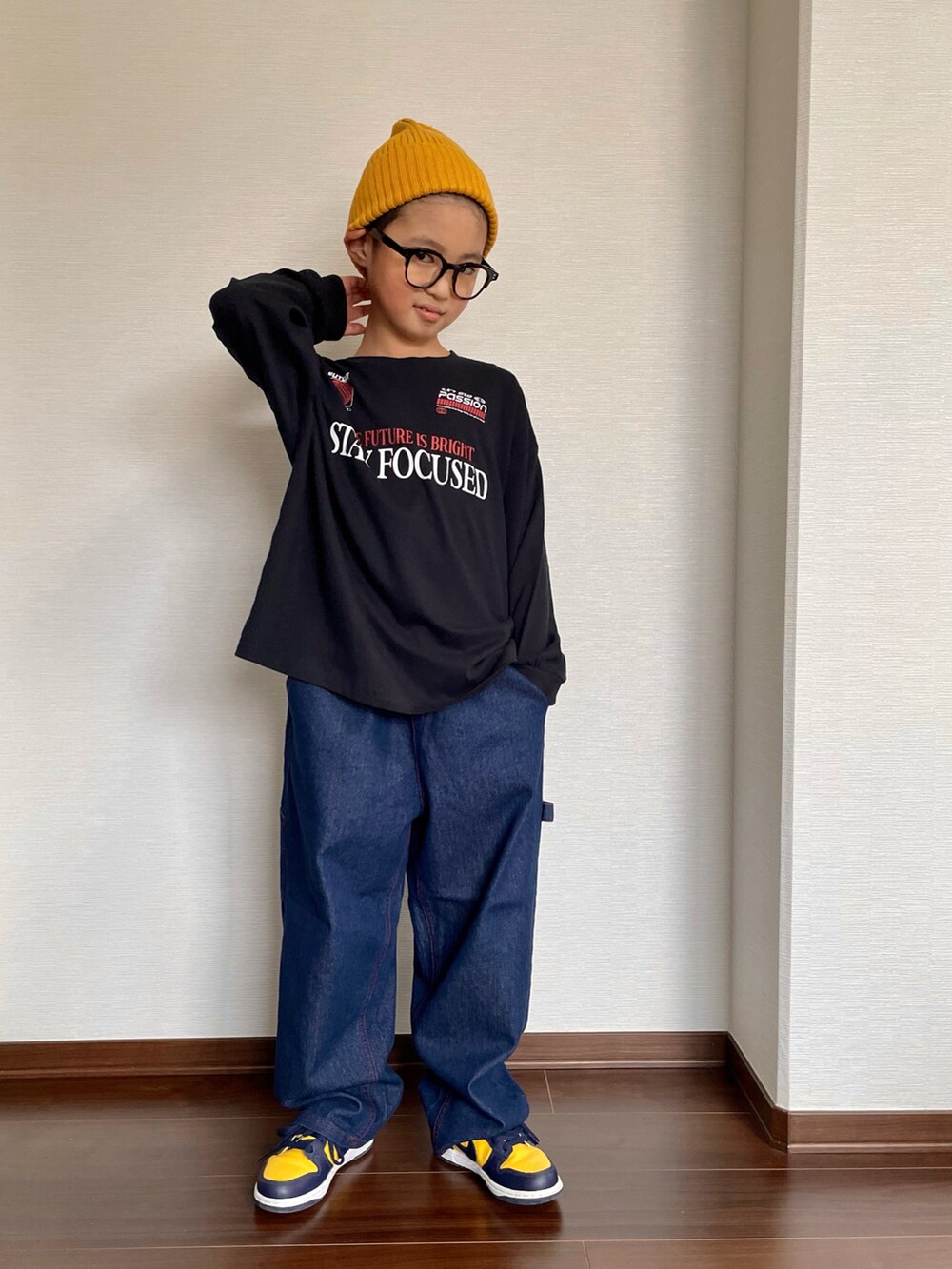 ブラック系のTシャツ/カットソー、ブルー系のデニムパンツ、イエロー系のスニーカーを着用したキッズの秋コーディネートの2枚目の写真