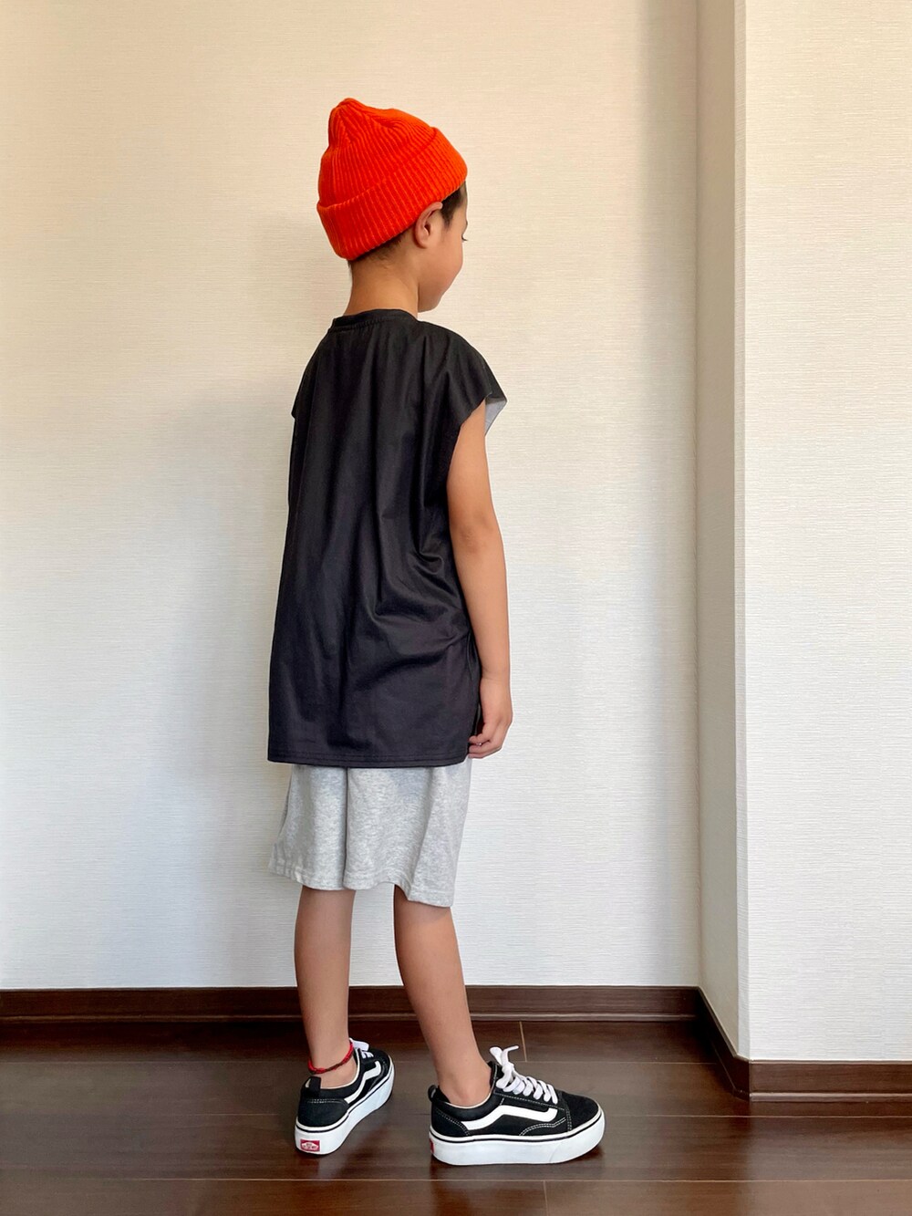 ブラック系のTシャツ/カットソー、グレー系のその他パンツ、ブラック系のスニーカーを着用したキッズの夏コーディネートの2枚目の写真