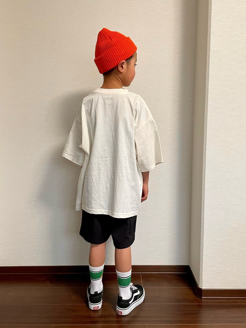 ホワイト系のTシャツ/カットソー、ブラック系のカーゴパンツ、ブラック系のスニーカーを着用したキッズの春コーディネートの2枚目の写真
