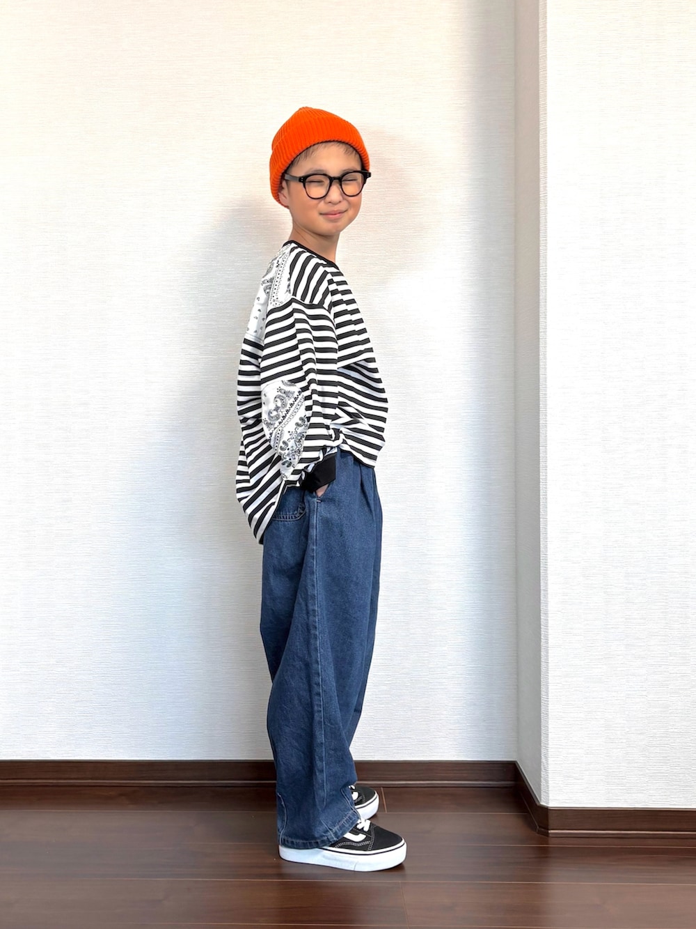 ブルー系のその他パンツ、ブラック系のTシャツ/カットソー、ブラック系のスニーカーを着用したキッズの冬コーディネートの2枚目の写真