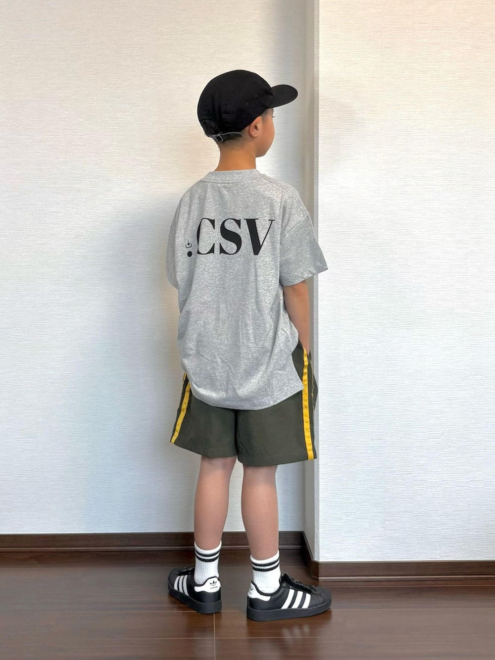 グレー系のTシャツ/カットソー、グリーン系のその他パンツ、ブラック系のスニーカーを着用したキッズの夏コーディネートの3枚目の写真