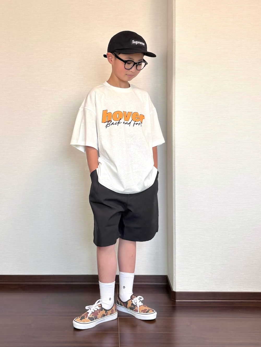 ホワイト系のTシャツ/カットソー、ブラック系のその他パンツ、ブラウン系のスニーカーを着用したキッズの春コーディネートの2枚目の写真