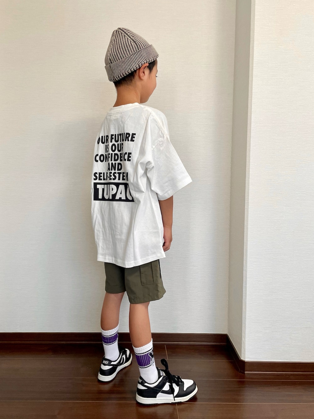 ホワイト系のTシャツ/カットソー、グリーン系のカーゴパンツ、ホワイト系のスニーカーを着用したキッズの夏コーディネートの2枚目の写真
