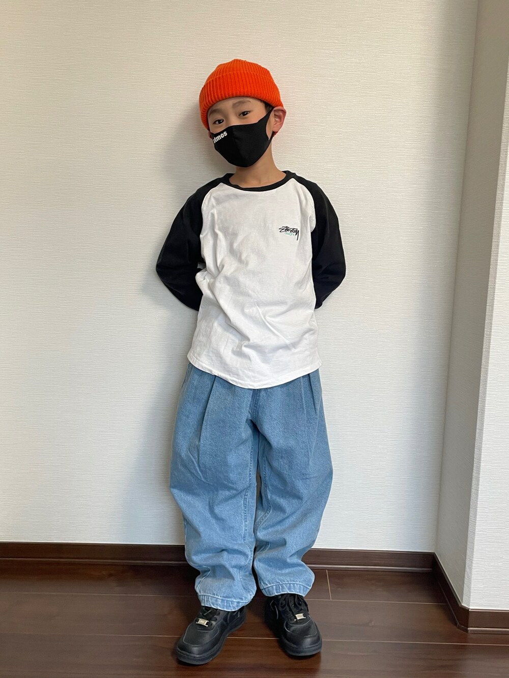 ホワイト系のTシャツ/カットソー、ブルー系のデニムパンツ、ホワイト系のスニーカーを着用したキッズの春コーディネートの2枚目の写真
