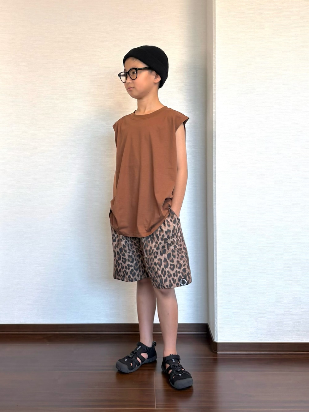 ベージュ系のその他パンツ、ブラウン系のタンクトップ、ブラック系のサンダルを着用したキッズの夏コーディネートの2枚目の写真