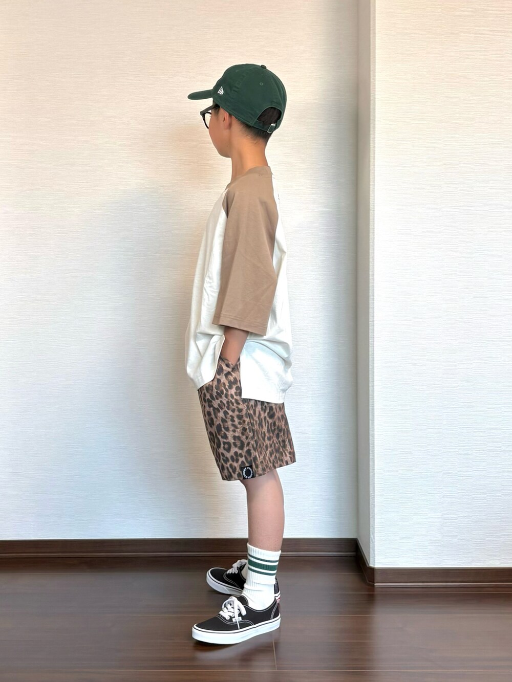 ブラウン系のTシャツ/カットソー、ベージュ系のその他パンツ、ブラック系のスニーカーを着用したキッズの夏コーディネートの2枚目の写真