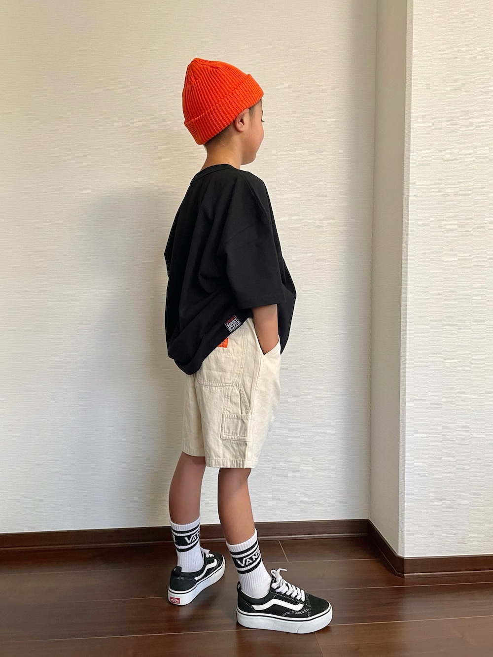 ブラック系のTシャツ/カットソー、ホワイト系のその他パンツ、ブラック系のスニーカーを着用したキッズの夏コーディネートの3枚目の写真