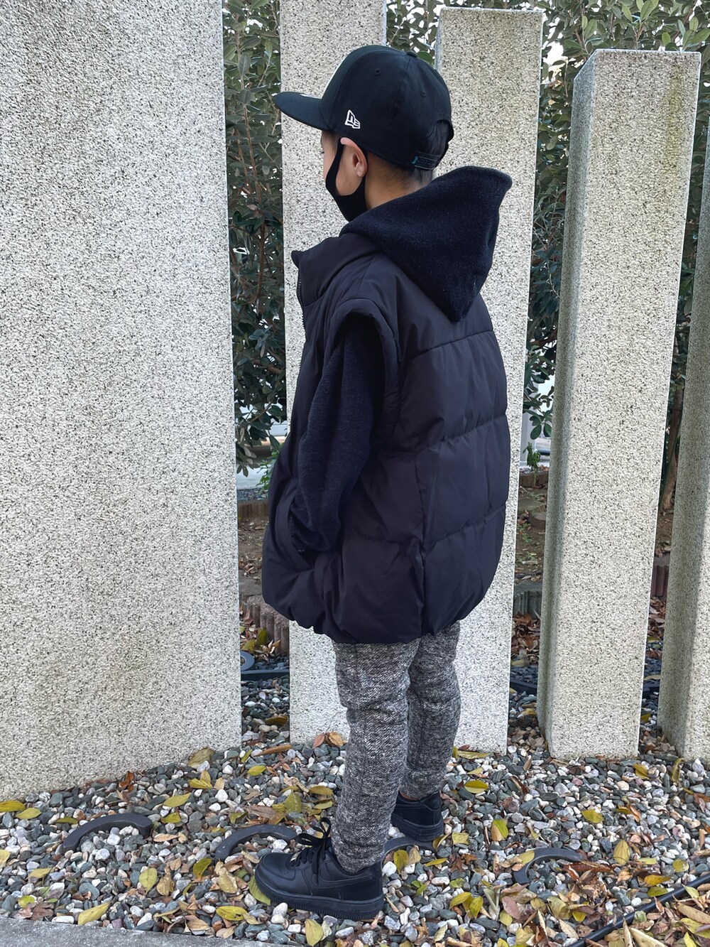 ブラック系のその他パンツ、ブラック系のスニーカー、ブラック系のダウンジャケット/コートを着用したキッズの冬コーディネートの2枚目の写真