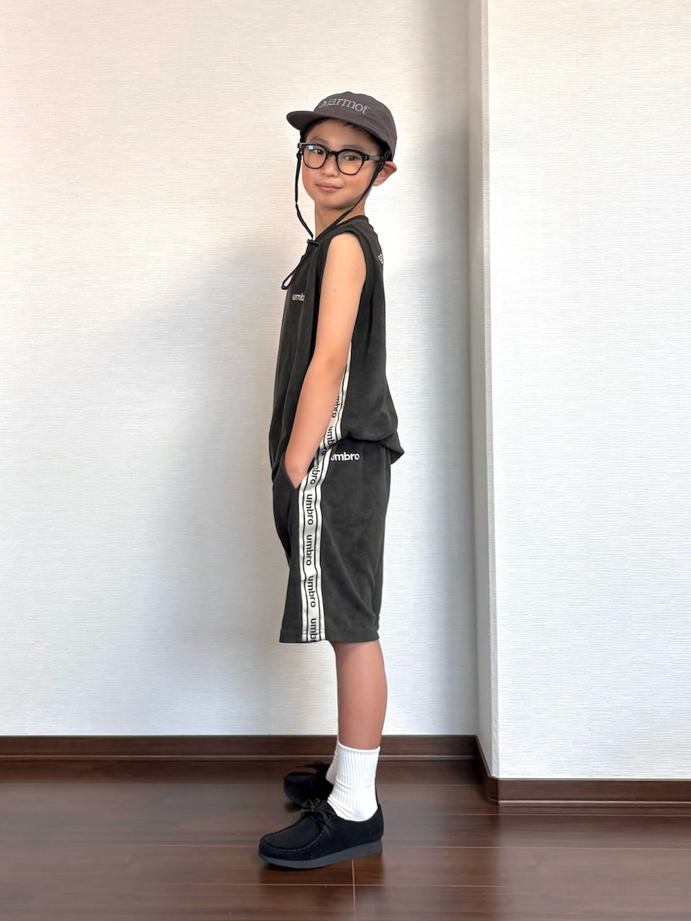 ブラック系のTシャツ/カットソー、ブラック系のパンツ、ブラック系のシューズを着用したキッズの夏コーディネートの3枚目の写真