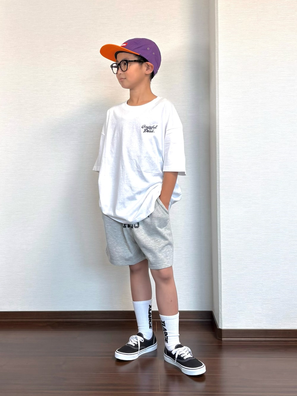 ホワイト系のTシャツ/カットソー、グレー系のセットアップ、ブラック系のスニーカーを着用したキッズの夏コーディネートの2枚目の写真