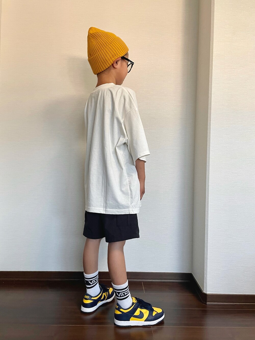 ホワイト系のTシャツ/カットソー、ブラック系のカーゴパンツ、イエロー系のスニーカーを着用したキッズの夏コーディネートの3枚目の写真