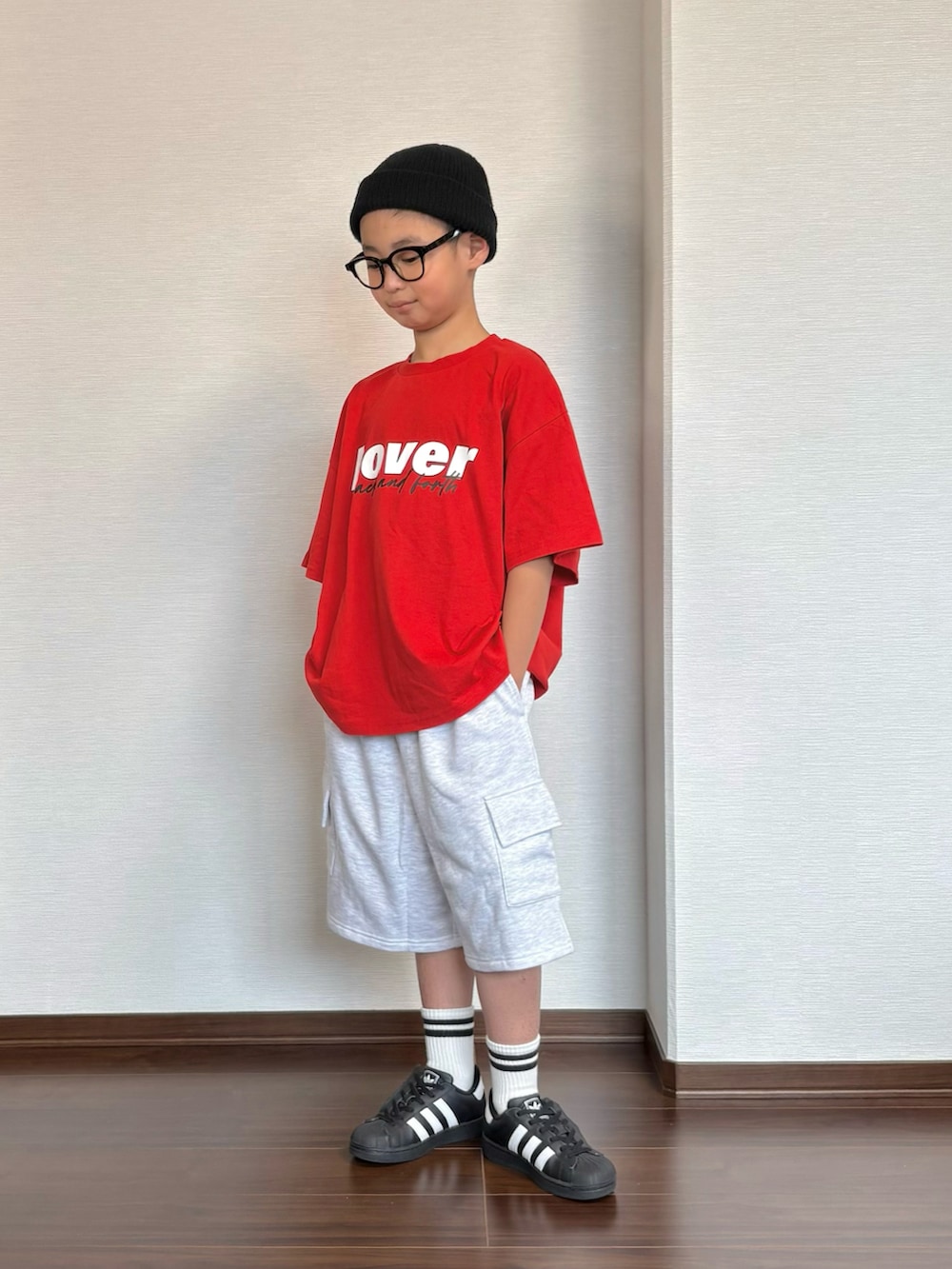 ブラック系のスニーカー、レッド系のTシャツ/カットソー、グレー系のその他パンツを着用したキッズの春コーディネートの2枚目の写真