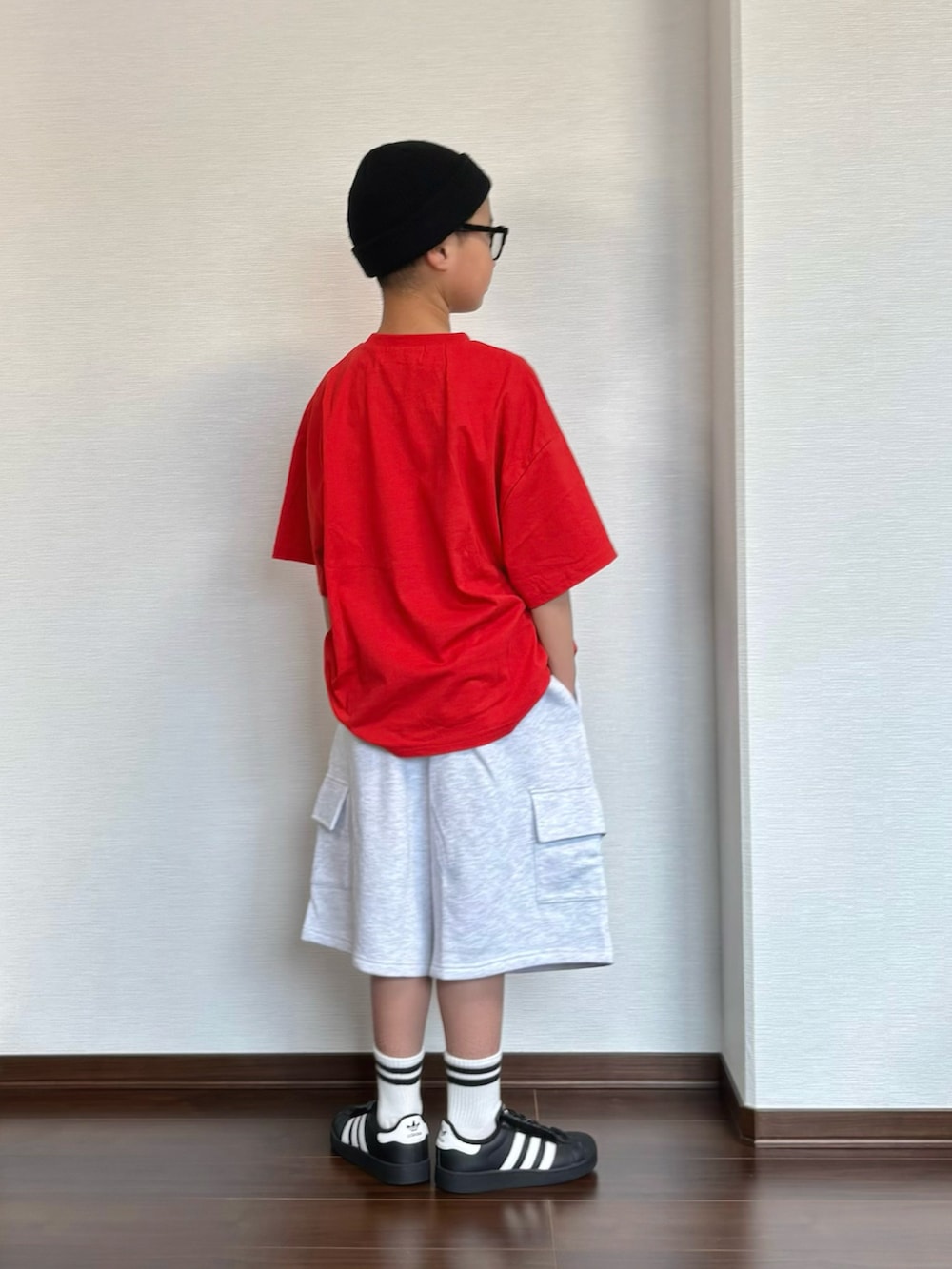 ブラック系のスニーカー、レッド系のTシャツ/カットソー、グレー系のその他パンツを着用したキッズの春コーディネートの3枚目の写真