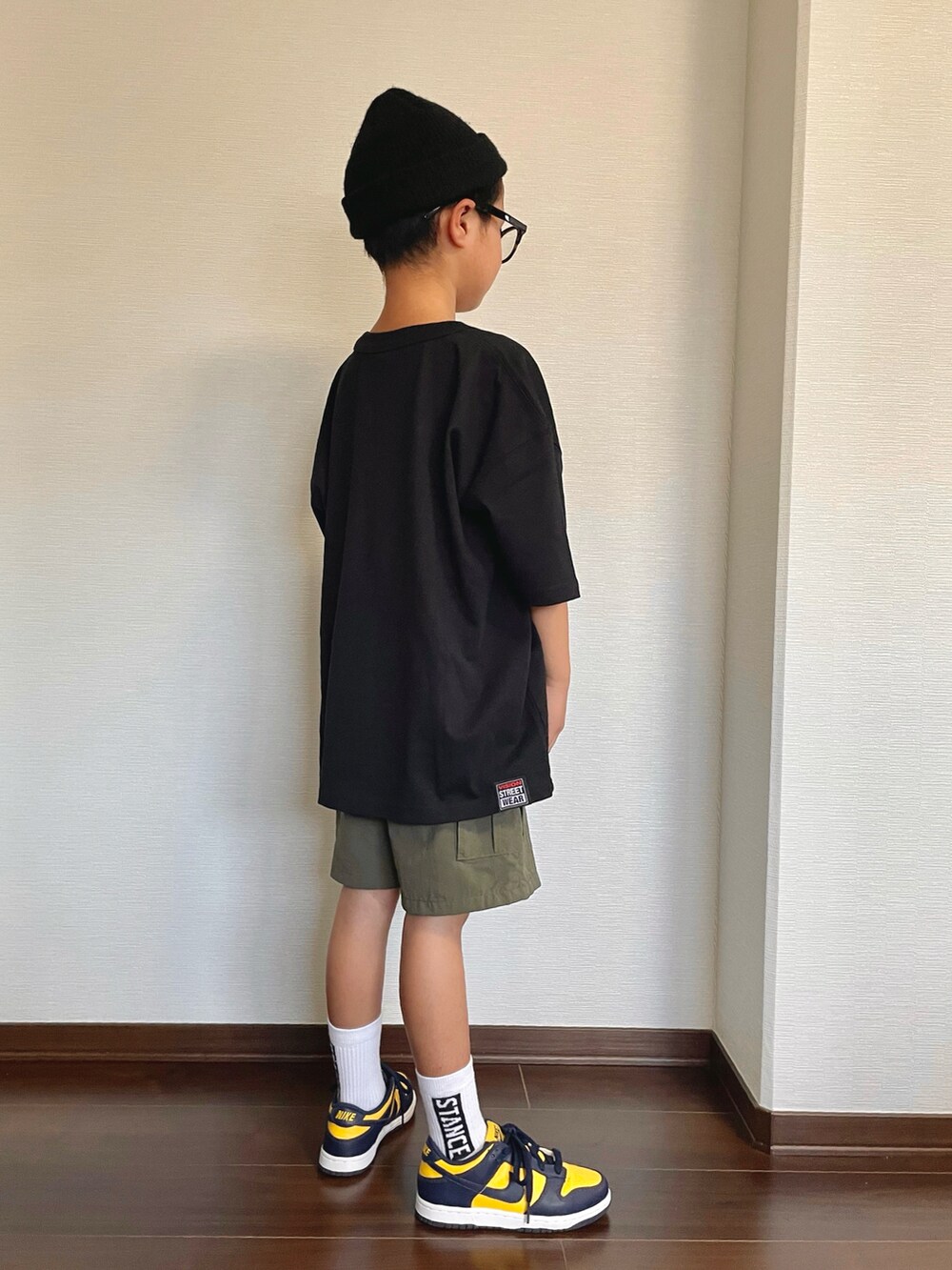 イエロー系のスニーカー、ブラック系のTシャツ/カットソー、グリーン系のカーゴパンツを着用したキッズの夏コーディネートの2枚目の写真