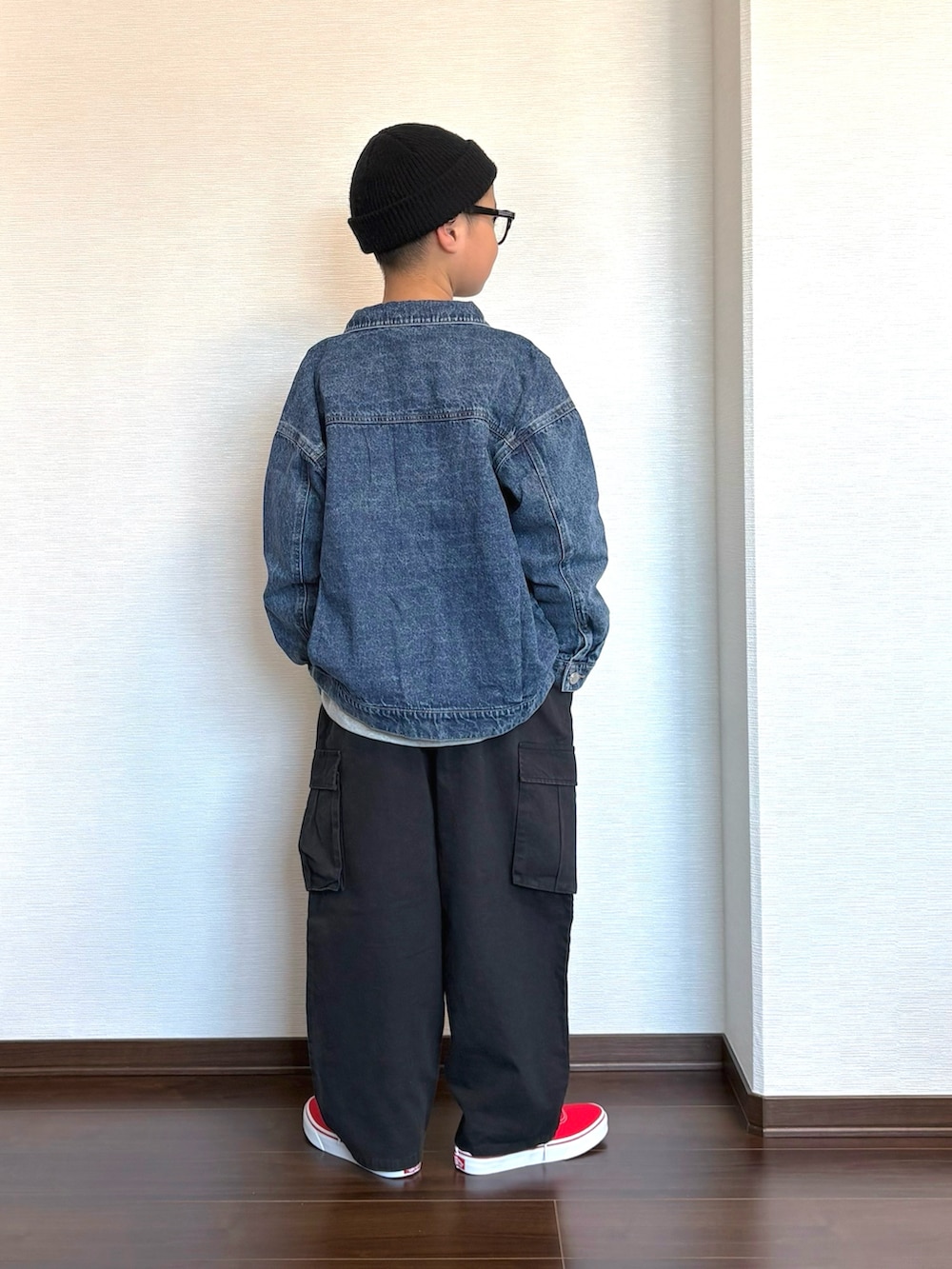 グレー系のTシャツ/カットソー、ブルー系のデニムジャケット、ブラック系のカーゴパンツを着用したキッズの冬コーディネートの4枚目の写真