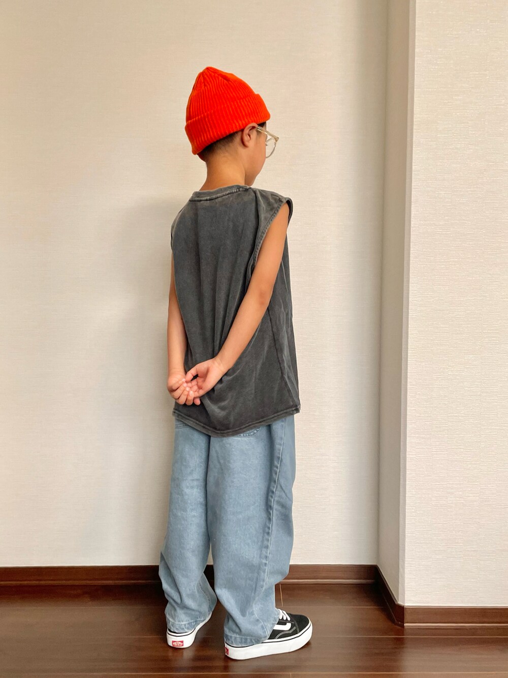 ブルー系のデニムパンツ、ブラック系のスニーカー、グレー系のTシャツ/カットソーを着用したキッズの夏コーディネートの2枚目の写真