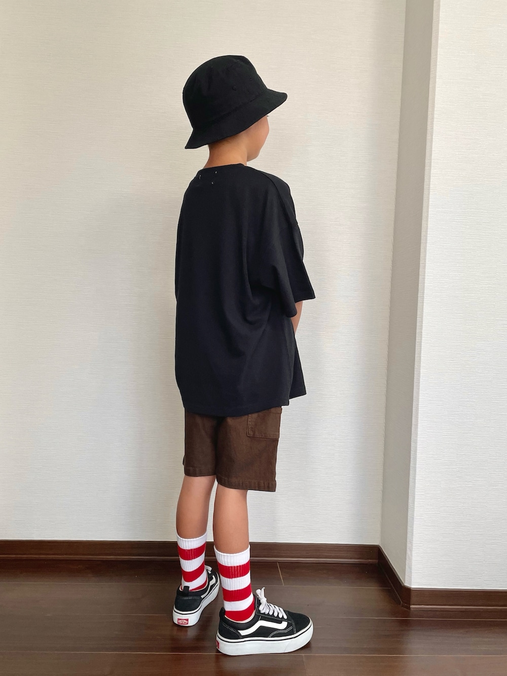 ブラック系のTシャツ/カットソー、その他のその他パンツ、ブラック系のスニーカーを着用したキッズの夏コーディネートの2枚目の写真