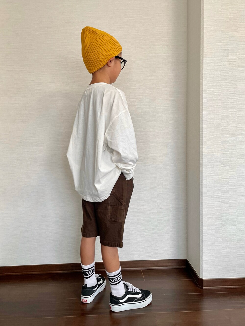 ホワイト系のTシャツ/カットソー、その他のその他パンツ、ブラック系のスニーカーを着用したキッズの秋コーディネートの2枚目の写真