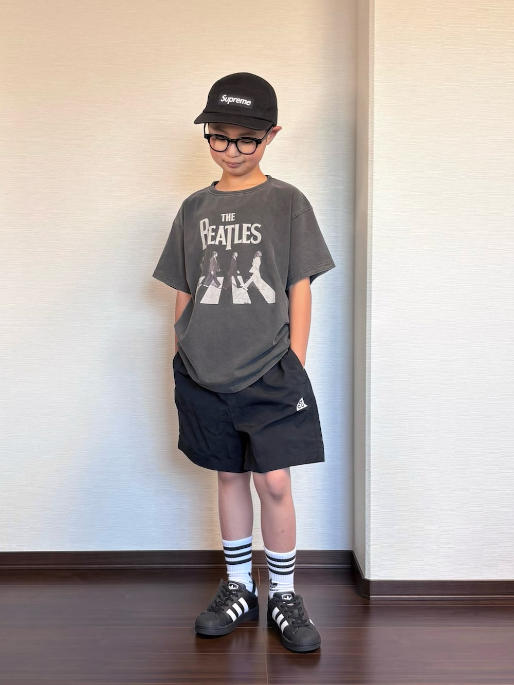 ブラック系のスニーカー、ブラック系のTシャツ/カットソー、ブラック系のパンツを着用したキッズの春コーディネートの2枚目の写真