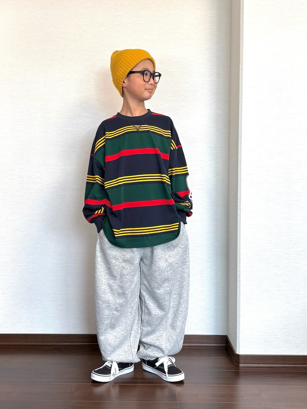 グリーン系のTシャツ/カットソー、グレー系のスウェットパンツ、ブラック系のスニーカーを着用したキッズの冬コーディネートの2枚目の写真