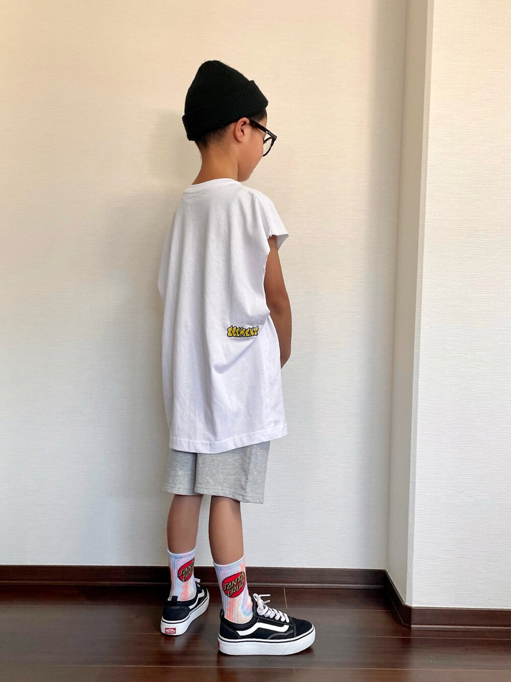 グレー系のその他パンツ、ブラック系のスニーカー、ホワイト系のTシャツ/カットソーを着用したキッズの夏コーディネートの3枚目の写真