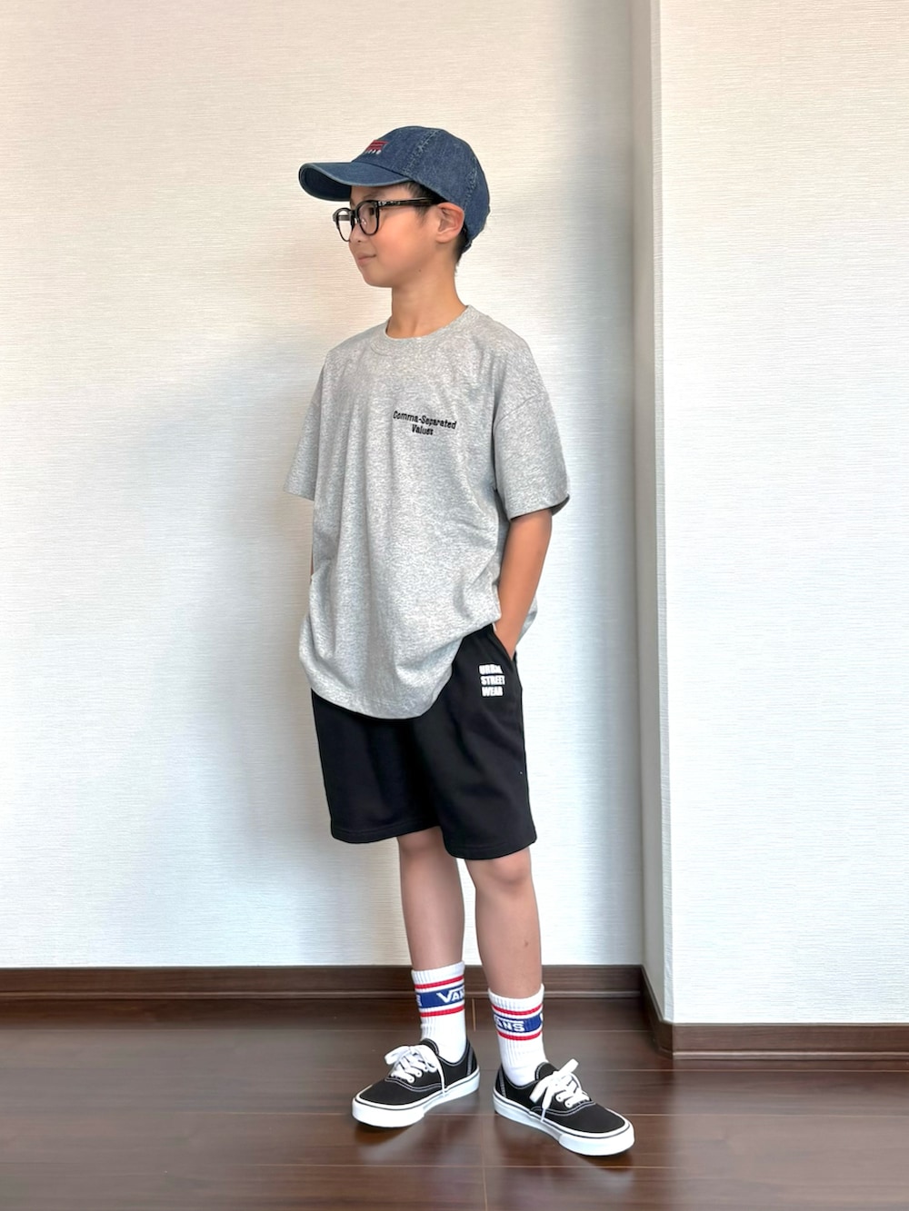 グレー系のTシャツ/カットソー、ブラック系のスウェットパンツ、ブラック系のスニーカーを着用したキッズの夏コーディネートの2枚目の写真