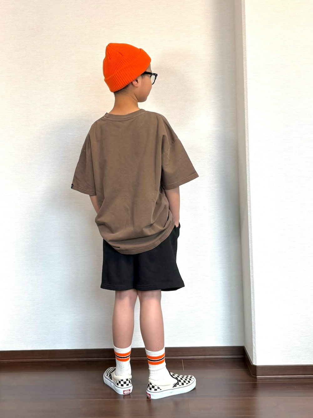 ブラウン系のTシャツ/カットソー、ブラック系のスウェットパンツ、ブラック系のスニーカーを着用したキッズの春コーディネートの3枚目の写真