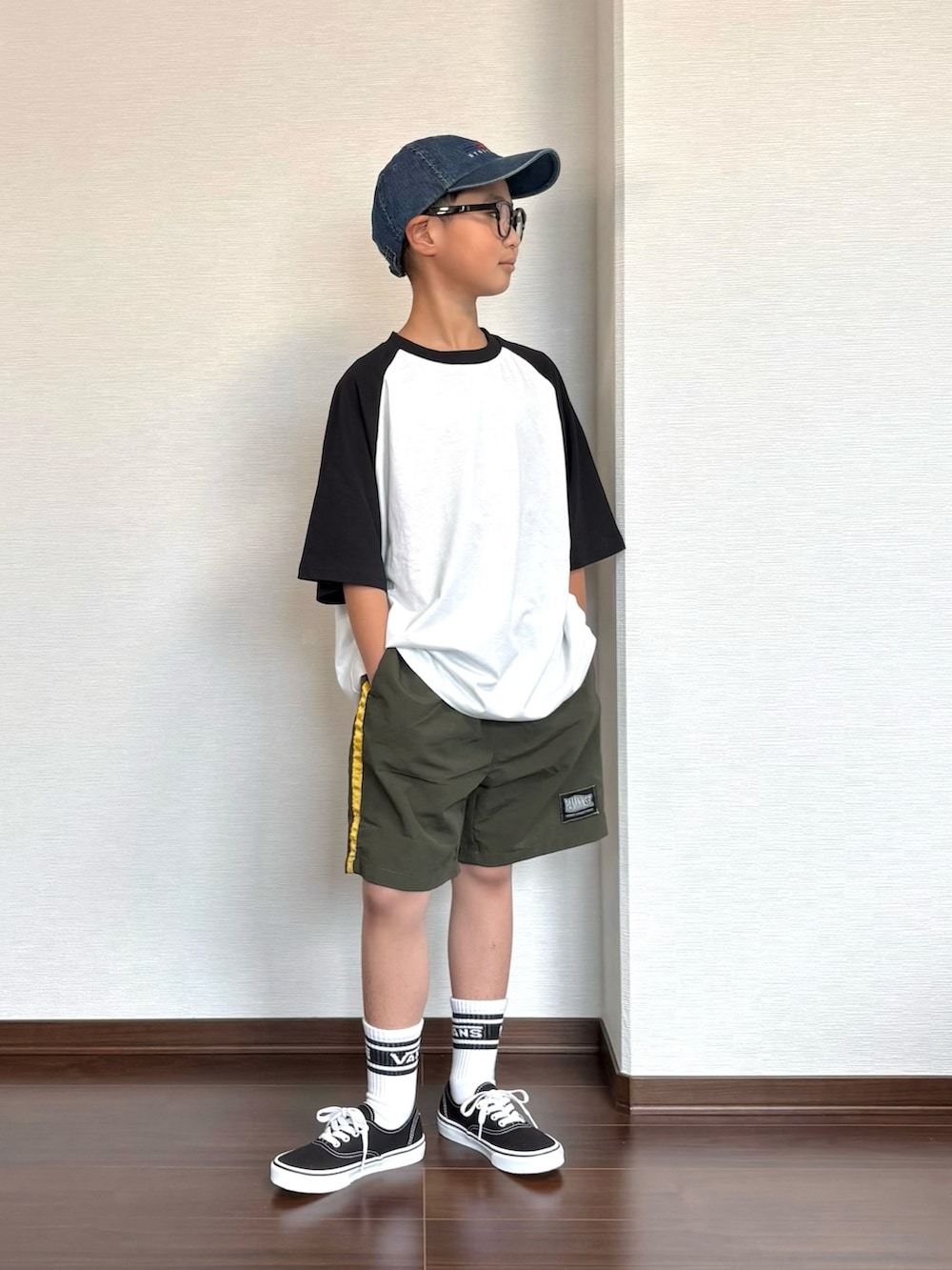 ホワイト系のTシャツ/カットソー、グリーン系のその他パンツ、ブラック系のスニーカーを着用したキッズの春コーディネートの3枚目の写真