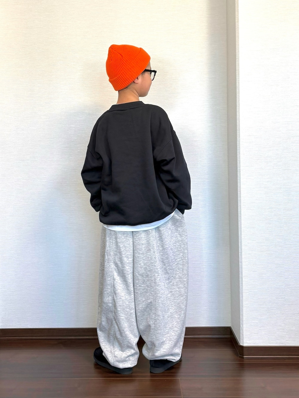 ブラック系のスウェット、グレー系のスウェットパンツ、ブラック系のシューズを着用したキッズの冬コーディネートの2枚目の写真