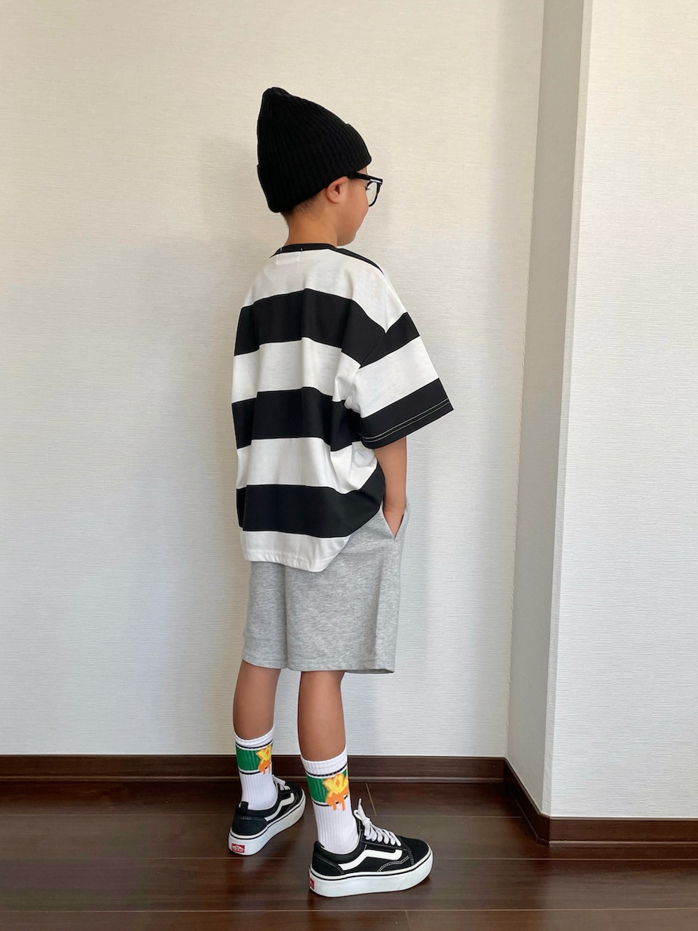 ブラック系のTシャツ/カットソー、グレー系のその他パンツ、ブラック系のスニーカーを着用したキッズの夏コーディネートの2枚目の写真