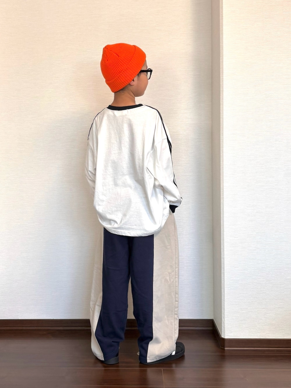 ホワイト系のTシャツ/カットソー、ブラック系のスニーカー、ホワイト系のスウェットパンツを着用したキッズの春コーディネートの2枚目の写真