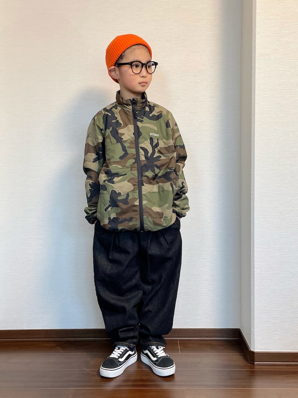 グリーン系のジャケット/アウター、ブラック系のデニムパンツ、ブラック系のスニーカーを着用したキッズの冬コーディネートの2枚目の写真