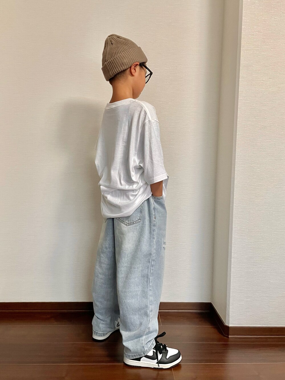 ホワイト系のTシャツ/カットソー、ブルー系のデニムパンツ、ホワイト系のスニーカーを着用したキッズの夏コーディネートの2枚目の写真