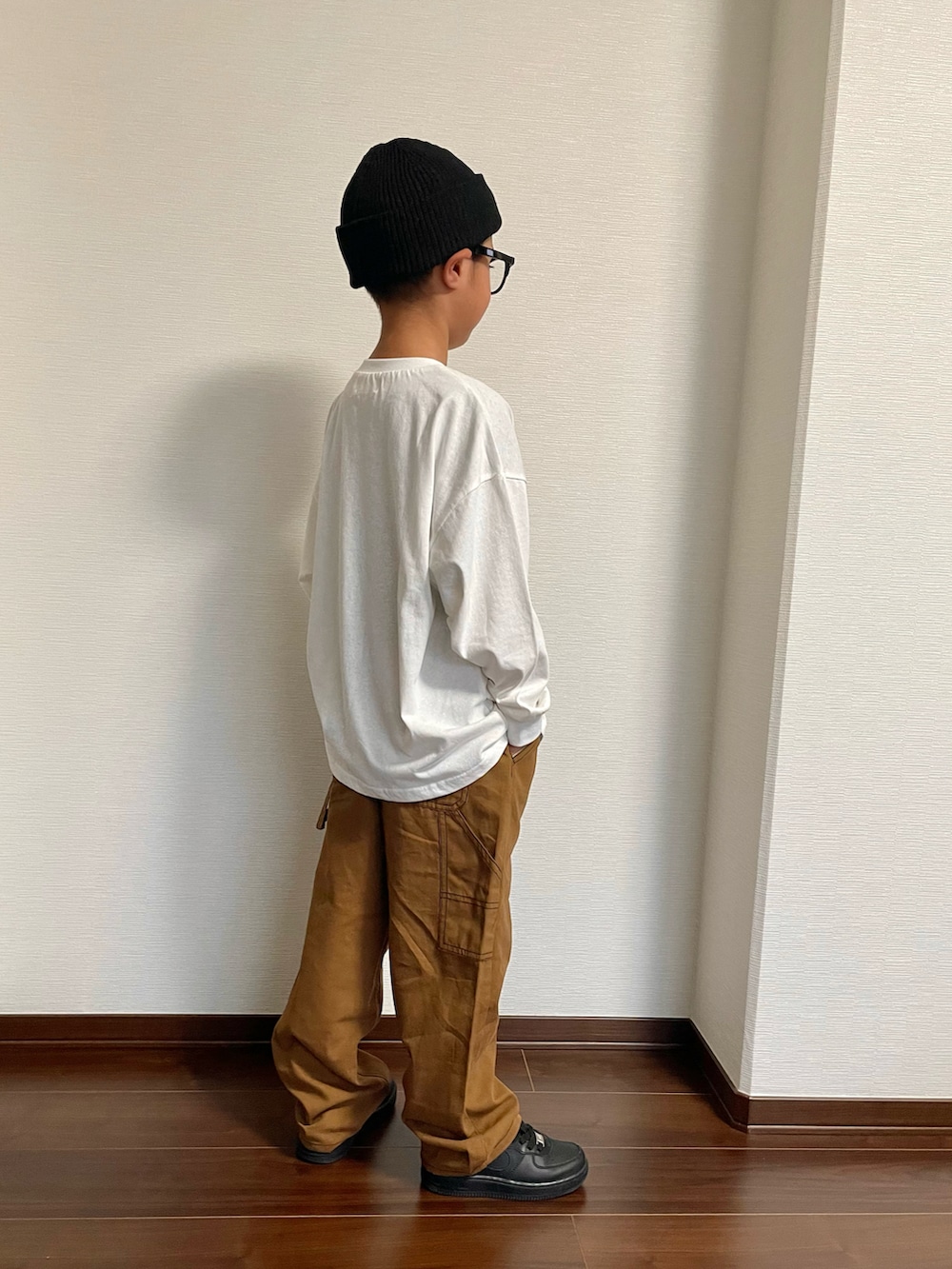 ホワイト系のTシャツ/カットソー、ブラウン系のカーゴパンツ、ブラック系のスニーカーを着用したキッズの秋コーディネートの2枚目の写真