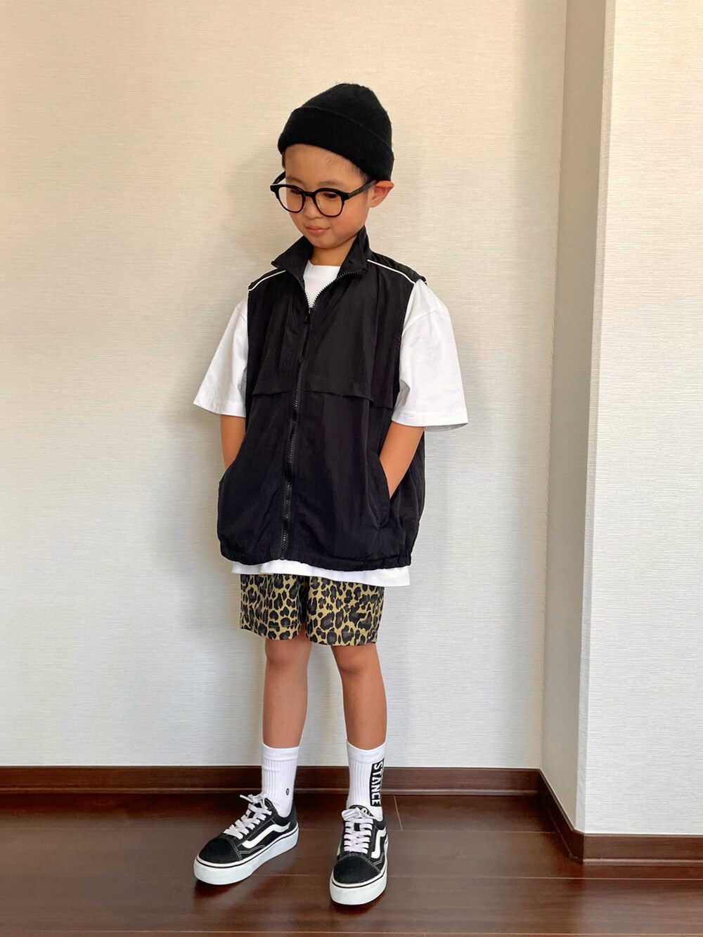 ブラック系のベスト、その他のその他パンツ、ブラック系のスニーカーを着用したキッズの夏コーディネートの2枚目の写真