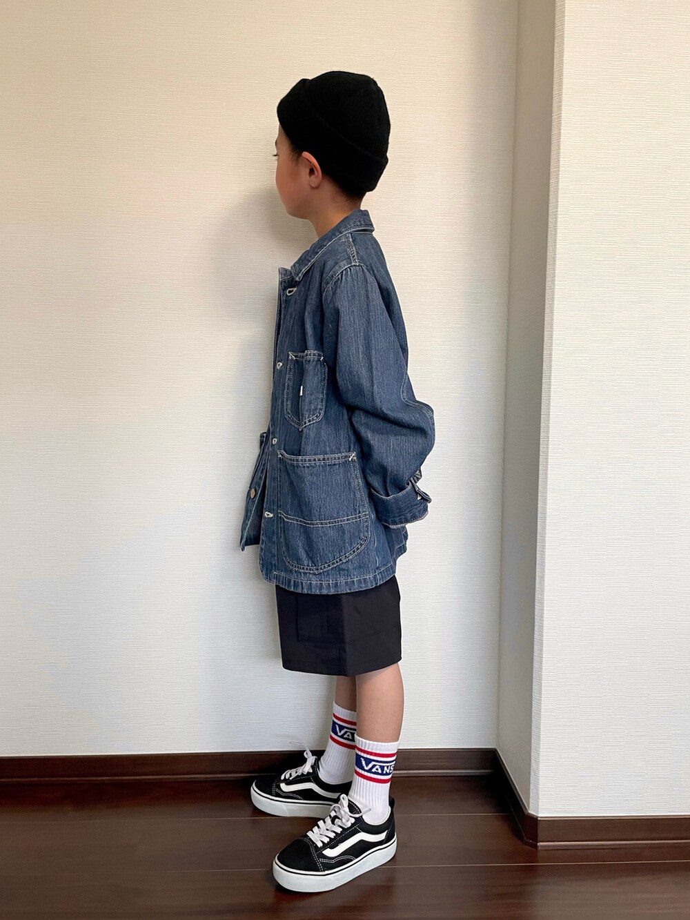 ブルー系のカバーオール、ブルー系のTシャツ/カットソー、ブラック系のカーゴパンツを着用したキッズの春コーディネートの2枚目の写真