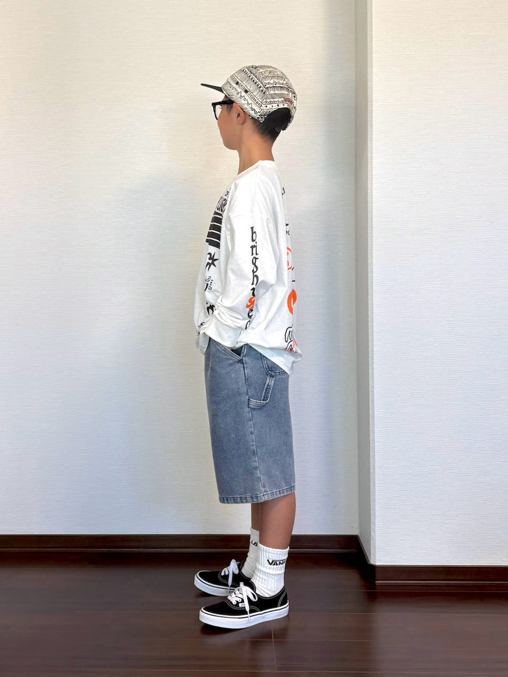 ホワイト系のTシャツ/カットソー、ブルー系のその他パンツ、ブラック系のスニーカーを着用したキッズの秋コーディネートの3枚目の写真