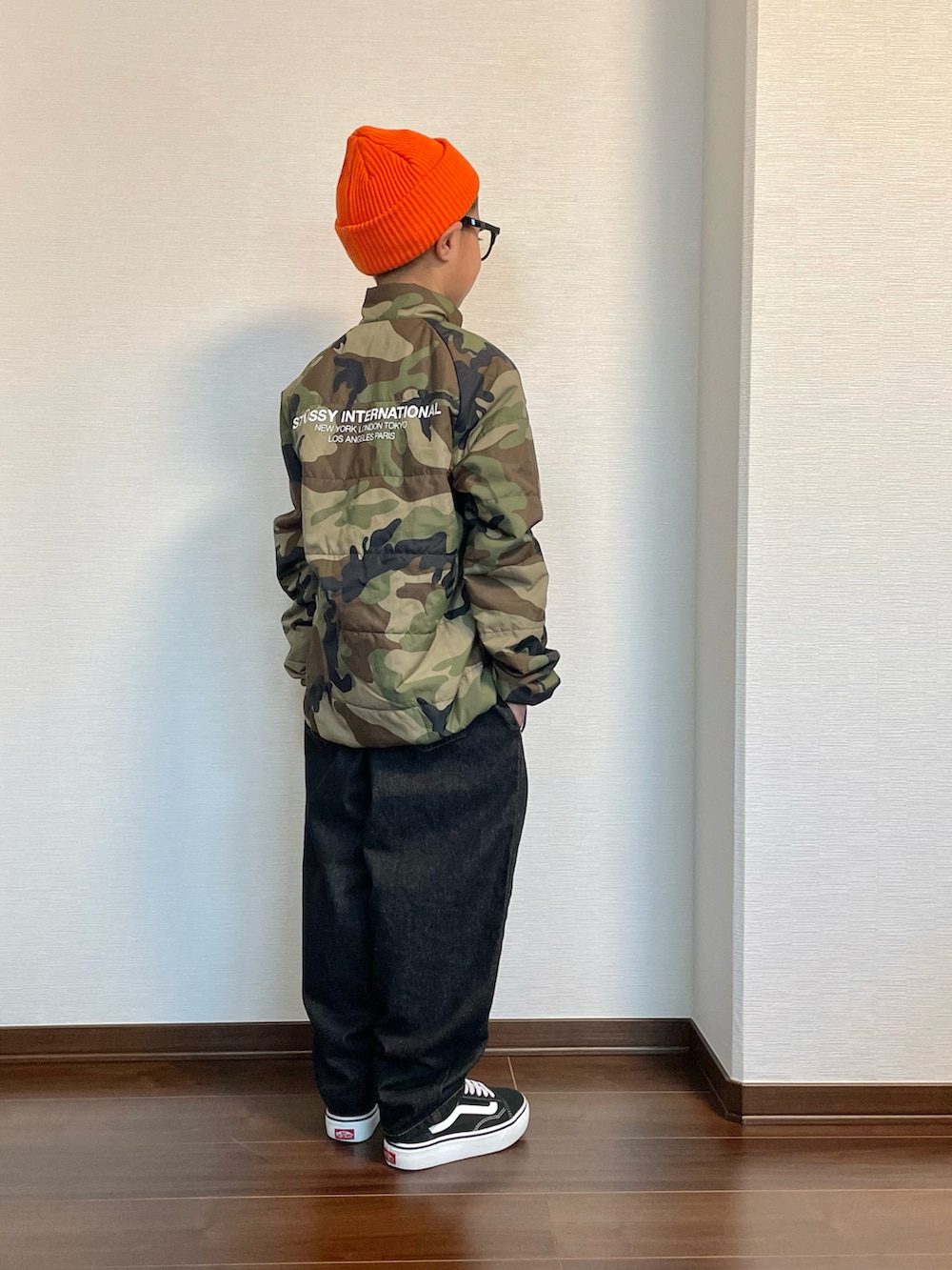 グリーン系のジャケット/アウター、ブラック系のデニムパンツ、ブラック系のスニーカーを着用したキッズの冬コーディネートの3枚目の写真