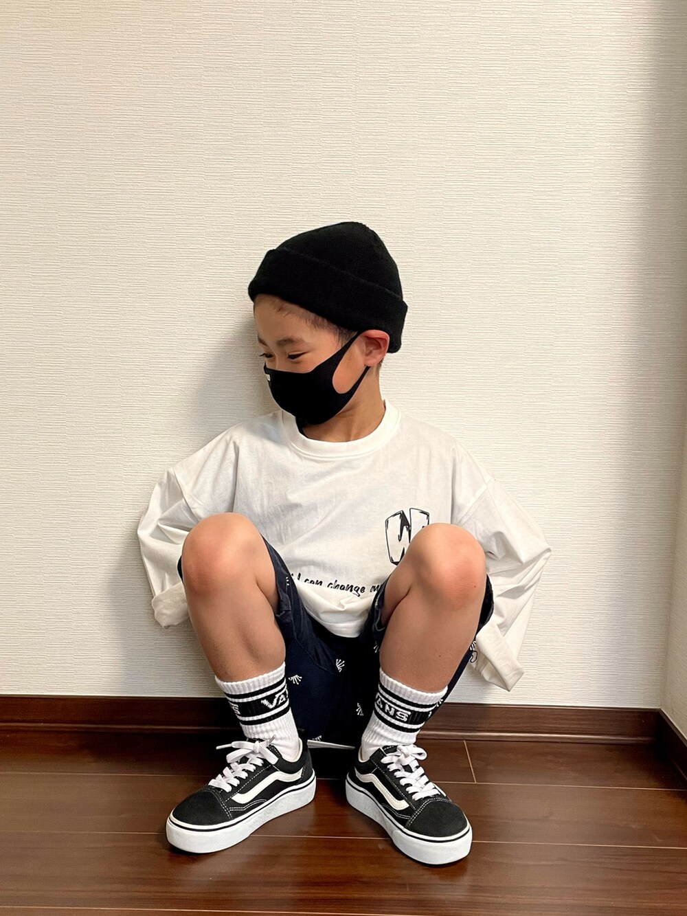 ホワイト系のTシャツ/カットソー、ブラック系のパンツ、ブラック系のスニーカーを着用したキッズの春コーディネートの2枚目の写真